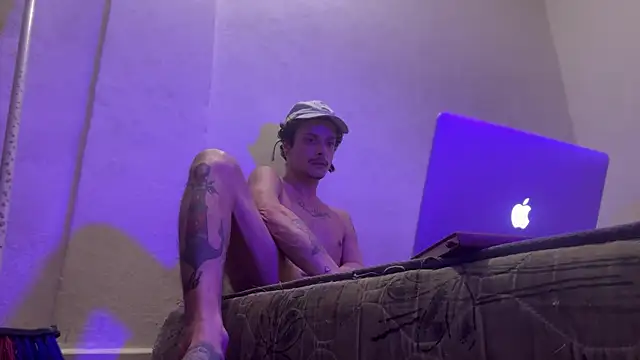 Snapshot of chrisalmeid_ chatting on April 5, 8:11 am chrisalmeid online show from April 5, 8:11 am