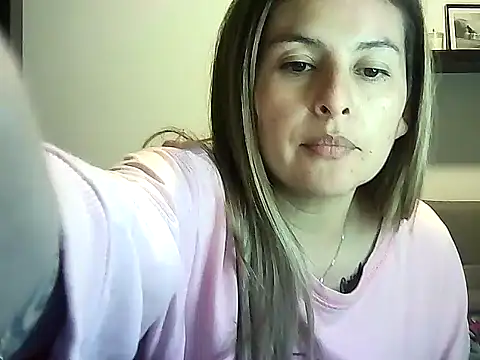 Snapshot of Valery__Rouse_ chatting on April 20, 10:44 pm Valery Rouse online show from April 20, 10:44 pm