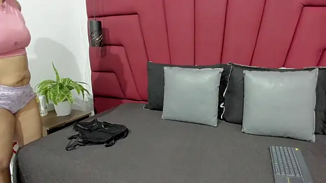 Snapshot of Miranda_Laurent chatting on September 11, 7:36 pm Miranda Laurent online show from September 11, 7:36 pm