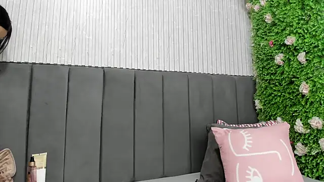 Snapshot of Skarlett_hot_ chatting on February 17, 8:59 pm Skarlett hot online show from February 17, 8:59 pm