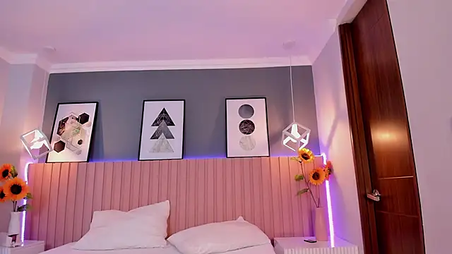 Snapshot of Nina_Ford chatting on October 28, 3:21 am Nina Ford online show from October 28, 3:21 am