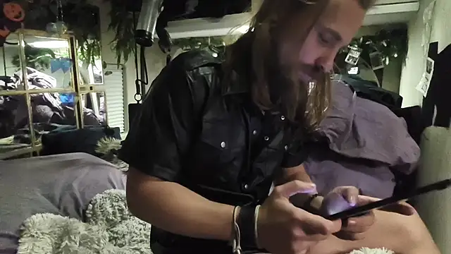 Snapshot of JuliCarl chatting on October 25, 3:47 am JuliCarl online show from October 25, 3:47 am