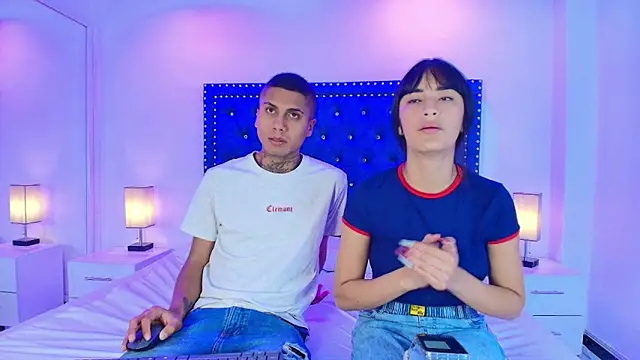 Snapshot of Damian_and_roxanne chatting on February 23, 12:35 pm Damian and roxanne online show from February 23, 12:35 pm