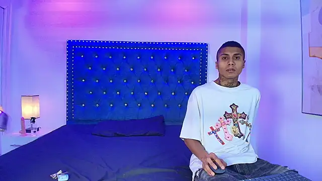 Snapshot of Damian_and_roxanne chatting on March 6, 12:45 pm Damian and roxanne online show from March 6, 12:45 pm