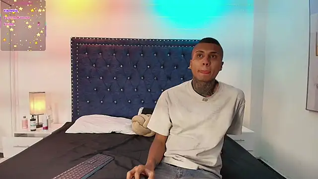 Snapshot of Damian_and_roxanne chatting on April 1, 12:39 pm Damian and roxanne online show from April 1, 12:39 pm