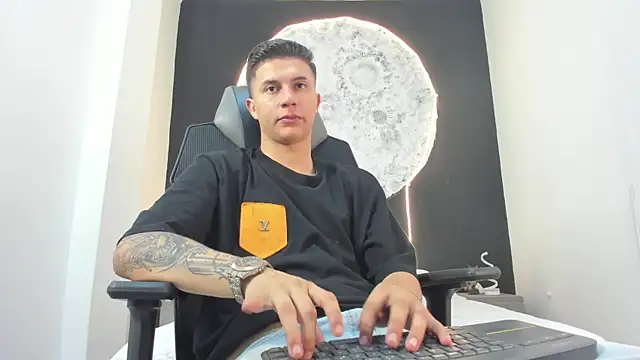 liaamsmiith  online show from October 20, 12:27 pm