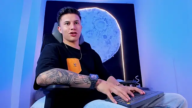 liaamsmiith  online show from October 29, 12:40 pm