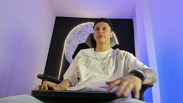 liaamsmiith  online show from November 3, 12:28 pm