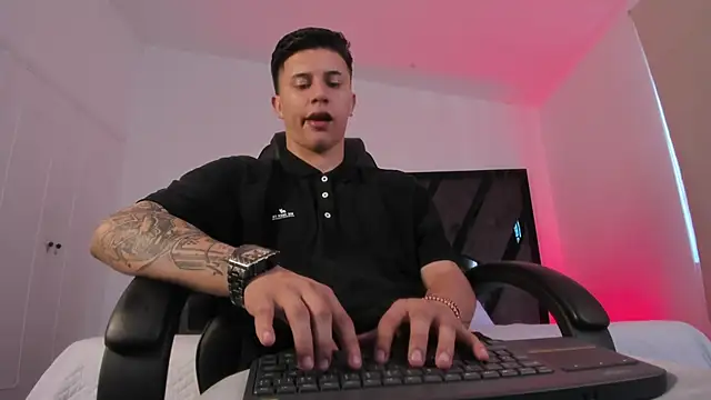 liaamsmiith  online show from December 1, 12:10 pm