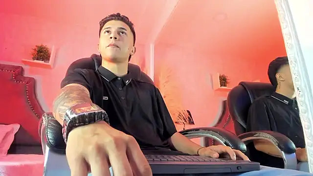 liaamsmiith  online show from February 7, 12:53 pm