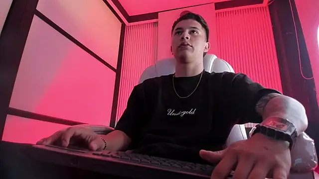 liaamsmiith  online show from March 12, 12:44 pm