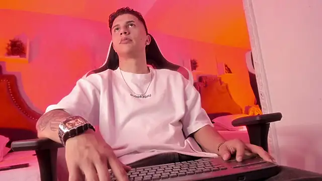 liaamsmiith  online show from April 5, 12:35 pm