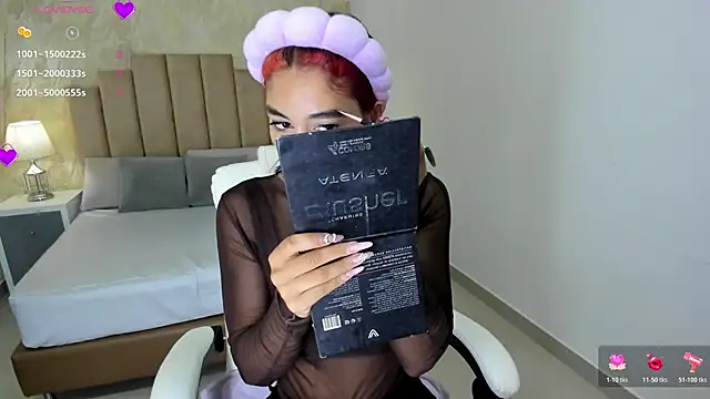 Snapshot of Scarlett_12 chatting on April 6, 10:49 am Scarlett 12 online show from April 6, 10:49 am