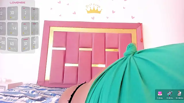 Snapshot of PenelopeBoobss chatting on April 18, 9:04 pm PenelopeBoobss online show from April 18, 9:04 pm