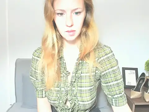 Snapshot of LyraHotty chatting on October 18, 4:26 am LyraHotty online show from October 18, 4:26 am