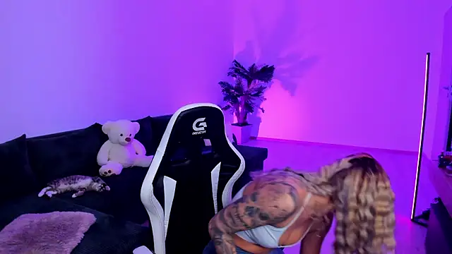 Snapshot of xPuka chatting on March 13, 6:25 pm xPuka online show from March 13, 6:25 pm