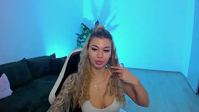 Snapshot of xPuka chatting on April 1, 4:59 pm xPuka online show from April 1, 4:59 pm