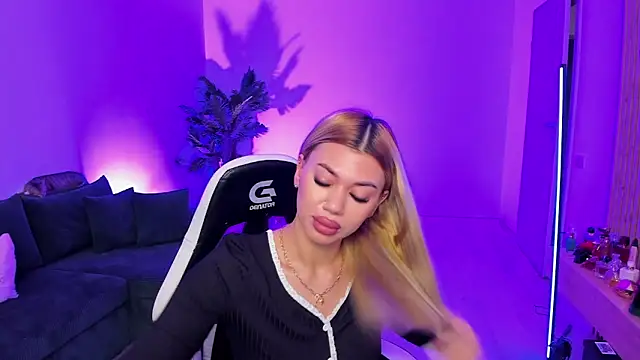 Snapshot of xPuka chatting on April 4, 3:42 pm xPuka online show from April 4, 3:42 pm