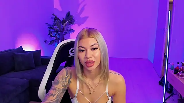 Snapshot of xPuka chatting on April 7, 3:56 pm xPuka online show from April 7, 3:56 pm