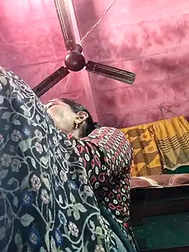 Snapshot of Pooja750 chatting on December 18, 5:02 am Pooja750 online show from December 18, 5:02 am