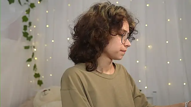 MimiLicks online show from September 19, 9:00 am