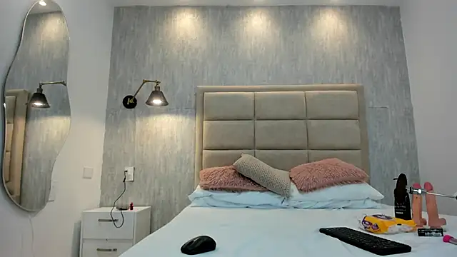 Snapshot of MiaaCollinss_ chatting on September 28, 1:44 am MiaaCollinss online show from September 28, 1:44 am