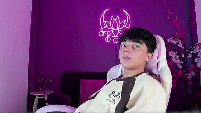 Snapshot of LucaDelart chatting on October 3, 1:08 pm LucaDelart online show from October 3, 1:08 pm