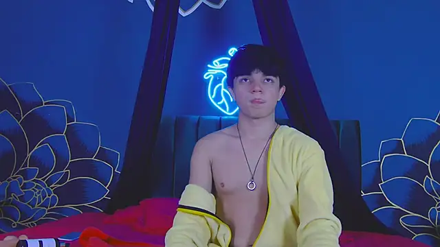 Snapshot of LucaDelart chatting on October 16, 12:39 pm LucaDelart online show from October 16, 12:39 pm