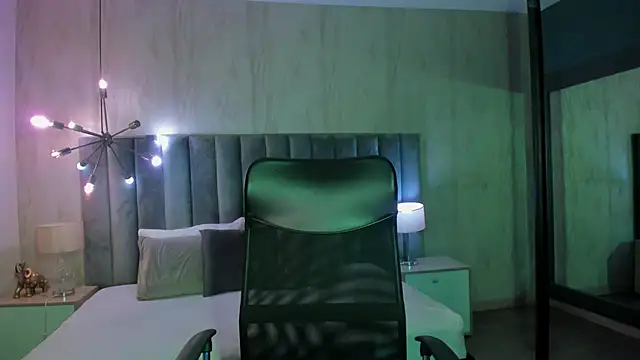 KymRoses online show from October 9, 8:40 pm