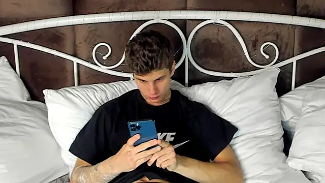 Snapshot of JackWolw chatting on October 17, 7:33 am JackWolw online show from October 17, 7:33 am