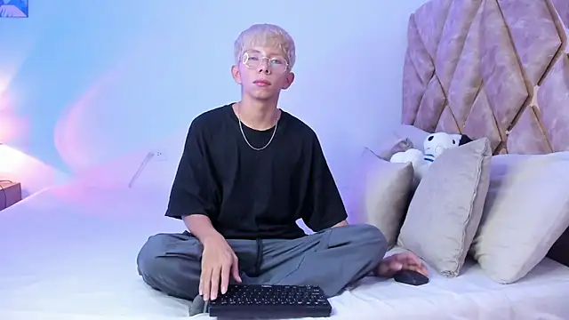 Hyunjin Son online show from January 15, 7:50 pm