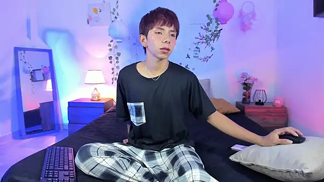 Snapshot of Hyunjin_Son chatting on April 24, 11:18 pm Hyunjin Son online show from April 24, 11:18 pm
