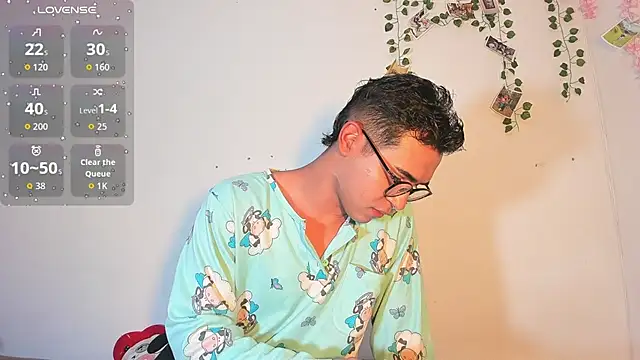 Snapshot of cute_sammy_1 chatting on October 4, 10:57 am cute sammy 1 online show from October 4, 10:57 am