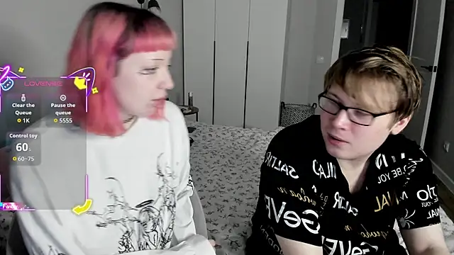 Snapshot of Couple_Molly chatting on October 15, 4:51 pm Couple Molly online show from October 15, 4:51 pm