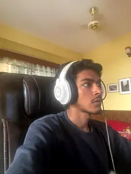 Snapshot of thecatfish chatting on October 5, 5:50 am thecatfish online show from October 5, 5:50 am