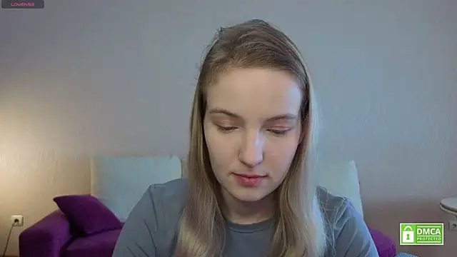 HongTomczak online show from May 14, 7:37 am