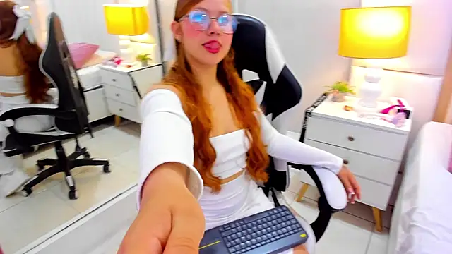 Snapshot of EimmyJones chatting on September 24, 3:32 am EimmyJones online show from September 24, 3:32 am