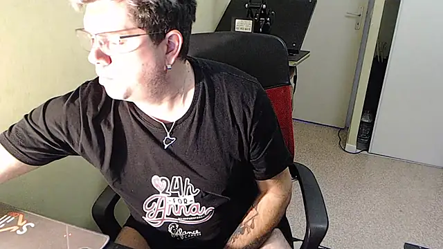 blueandwhite1 online show from December 18, 4:06 pm