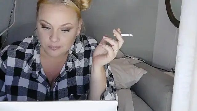 Snapshot of sweetsinzz chatting on October 25, 2:30 am sweetsinzz online show from October 25, 2:30 am