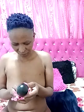 Snapshot of SexyBootie chatting on December 18, 9:32 pm SexyBootie online show from December 18, 9:32 pm