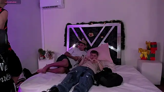 Handsomeboyss19 online show from December 17, 1:55 am