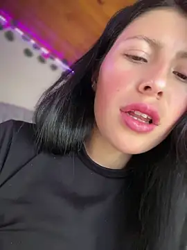 Mia salinass online show from June 21, 8:00 pm