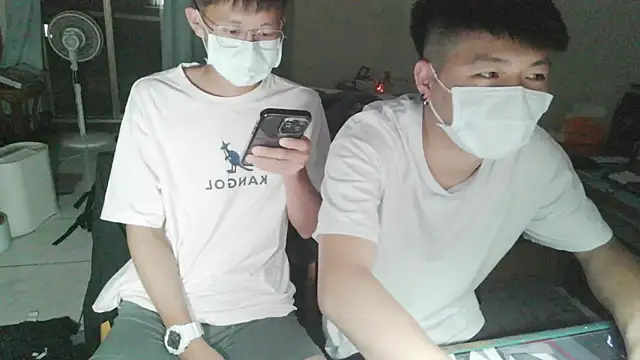 Snapshot of zhu000000 chatting on April 10, 2:33 pm zhu000000 online show from April 10, 2:33 pm