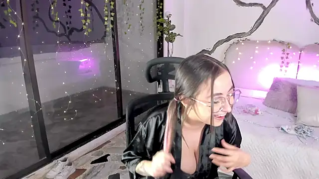 SarahCastro1  online show from November 6, 4:35 am