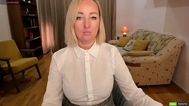 Snapshot of sexmom8 chatting on April 13, 1:27 pm sexmom8 online show from April 13, 1:27 pm