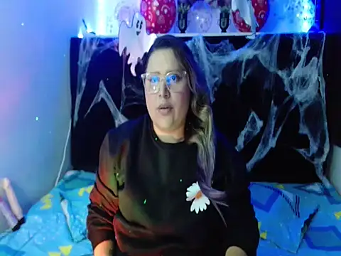 Snapshot of EmmaTower chatting on October 10, 7:13 pm EmmaTower online show from October 10, 7:13 pm