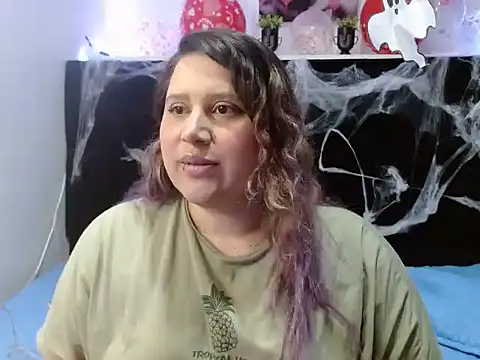 Snapshot of EmmaTower chatting on October 14, 7:25 pm EmmaTower online show from October 14, 7:25 pm