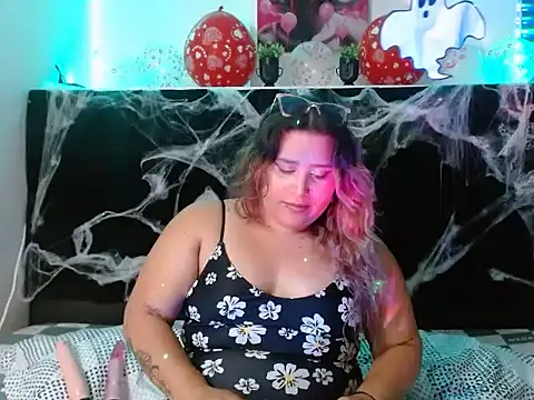 Snapshot of EmmaTower chatting on October 23, 7:23 pm EmmaTower online show from October 23, 7:23 pm