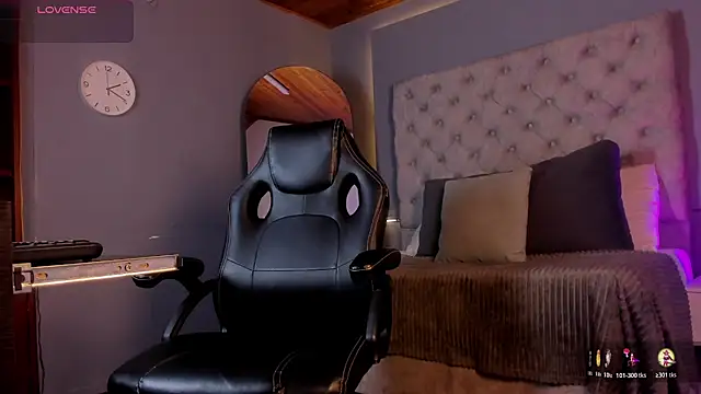 Snapshot of CarolaynStone chatting on October 24, 5:09 pm CarolaynStone online show from October 24, 5:09 pm