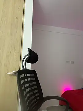 Snapshot of aliciia_23 chatting on February 27, 1:27 am aliciia 23 online show from February 27, 1:27 am